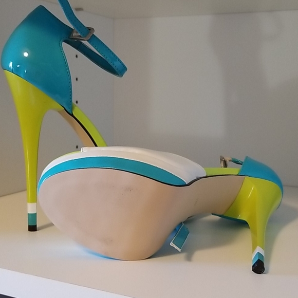 Peep toe pumps - Picture 2 of 3